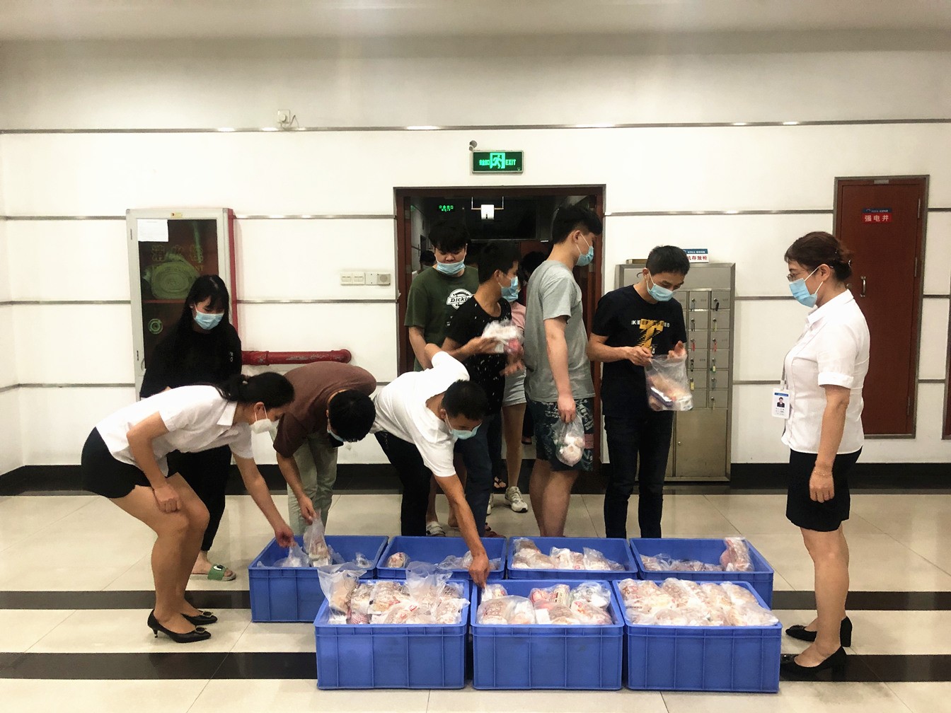 暖人心，鼓干劲 - 公司工会慰问一线加班员工